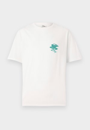Hvit T-skjorte med korte ermer og liten grønn abstrakt bølge- og fjelllogo på venstre bryst, mot en ensfarget bakgrunn.