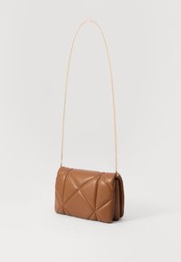 Borsa a tracolla in pelle marrone con un motivo geometrico trapuntato. Presenta una tracolla in catena dorata e una forma rettangolare con angoli arrotondati.