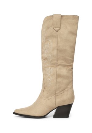 Stivale da cowboy beige in pelle scamosciata fino a metà polpaccio con punta appuntita, dettaglio laterale ricamato, linguetta per tirare e tacco a blocchetto impilato.