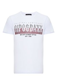 Weißes Baumwoll-T-Shirt mit einem grafischen Design, das mehrfarbigen Text in Grau, Rot und Schwarz zeigt und "NY CITY STREET STYLE EST. 1996" angibt.