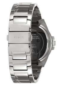 Montre en acier inoxydable avec un fini poli, design de bracelet à maillons, fermoir de marque et un cadran noir rond visible à travers le fond du boîtier.