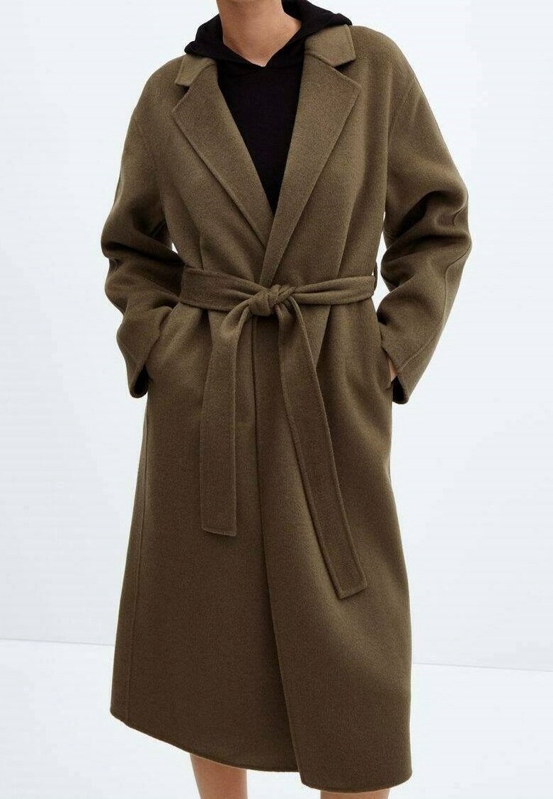 Manteau vert olive ceinturé avec col à revers, manches longues et texture douce, offrant une coupe décontractée et deux poches latérales.