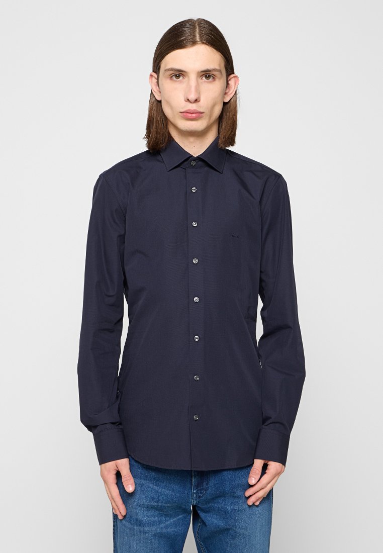 Maglietta lunga a maniche blu navy con colletto, chiusura frontale con bottoni e un logo discreto. Texture liscia, vestibilità su misura e design classico.