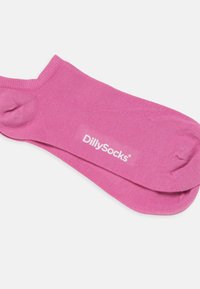 Lyserøde ankelstrømper lavet af et blødt, ribbet materiale med et hvidt "DillySocks" logo på siden. Klassisk, enkelt design.