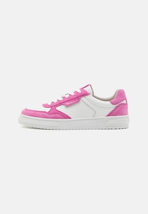 Sneaker con un corpo in pelle bianca e dettagli in suede rosa. Suola in gomma bianca spessa e lacci rotondi. Marchio discreto sul lato.