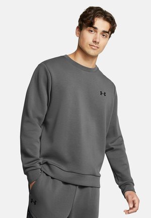 Grijze sweatshirt van zacht materiaal, met een ronde halslijn en lange mouwen. Het Under Armour-logo is zichtbaar op de borst.