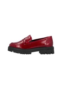 Mocassin en cuir verni rouge avec une semelle noire épaisse et basse, dotée d'un motif de grip texturé et d'une sangle décorative sur le dessus du pied.