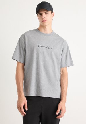 Calvin Klein STANDARD LOGO TEE - Marškinėliai su spaudiniu - medium grey heather