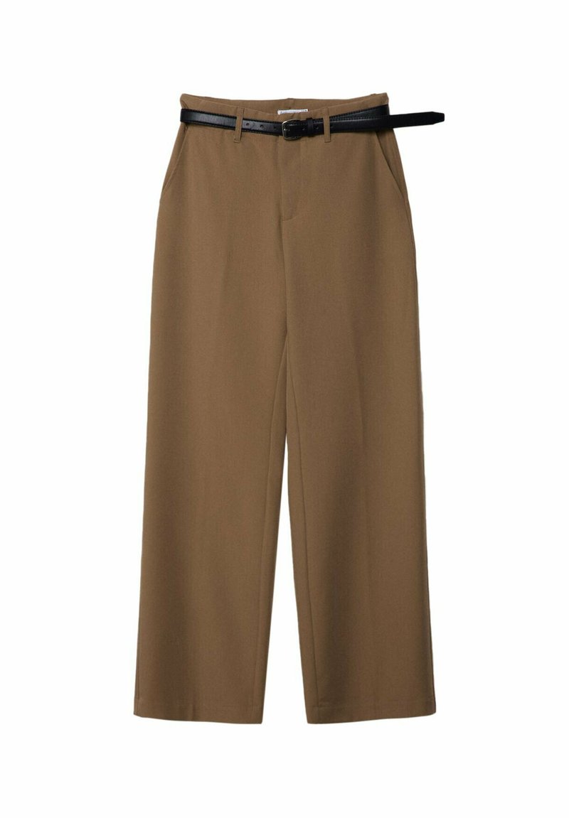 Pantaloni larghi marroni realizzati in tessuto morbido, dotati di una cintura nera con fibbia. Il design include passanti per la cintura e tasche frontali.