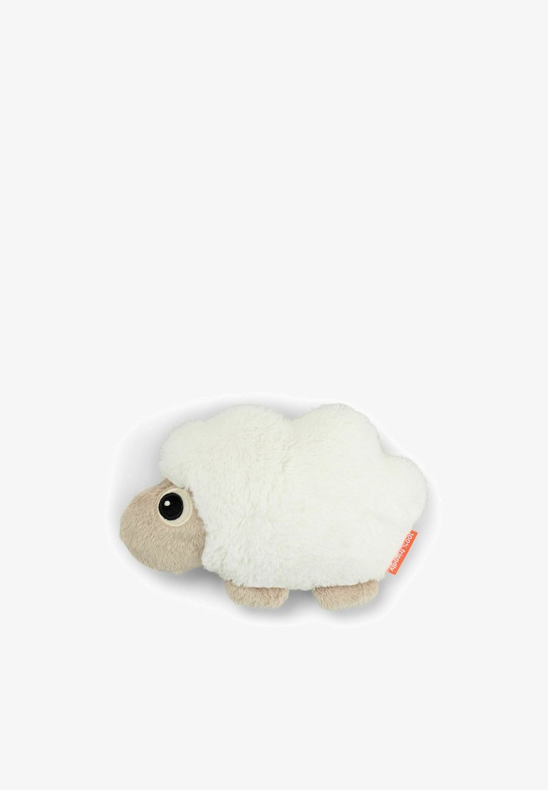 Peluche mouton avec un corps blanc duveteux, un visage et des pattes beiges, de grands yeux noirs et une petite étiquette orange sur le côté.