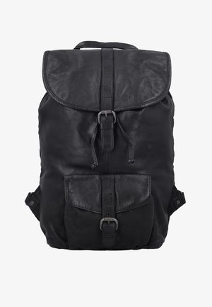 Črna usnjena nahrbtnik s preklopnim zapiranjem, prilagodljivimi naramnicami, sprednjim žepom, srebrnimi dodatki in teksturirano površino.