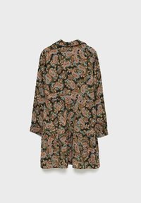 Vestido de manga larga con base verde oscura y estampado de paisley marrón, que presenta una falda en capas y un ajuste suelto y fluido.