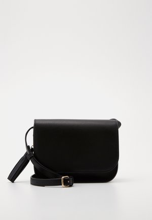 Zwarte leren crossbodytas met klepsluiting, verstelbare riem en goudkleurige gesp, geplaatst tegen een neutrale witte achtergrond.