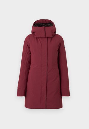 Bordo izolirani kaput s visokim ovratnikom i kapuljačom; ima patentni zatvarač sprijeda i bočne džepove; glatka tekstura, dizajn do koljena.