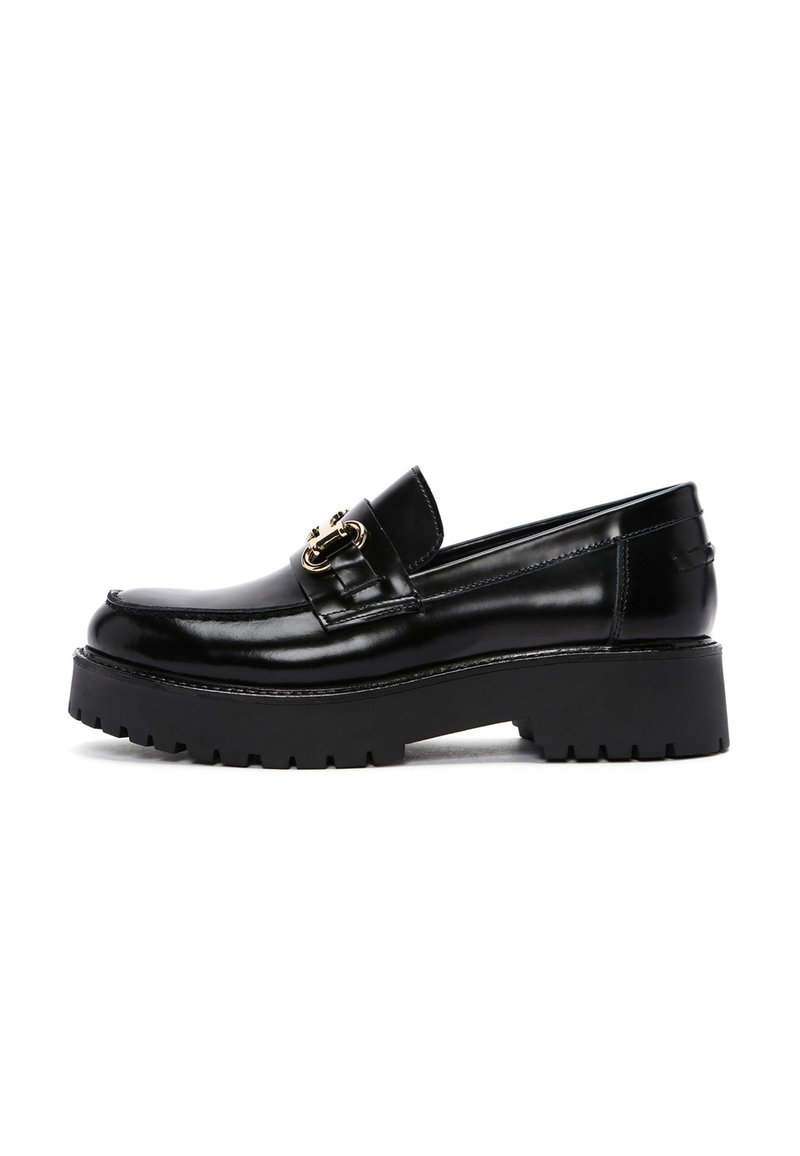 Mocassino in pelle nera con suola in gomma spessa, caratterizzato da un dettaglio in metallo dorato decorativo sulla tomaia e una finitura liscia e lucida.