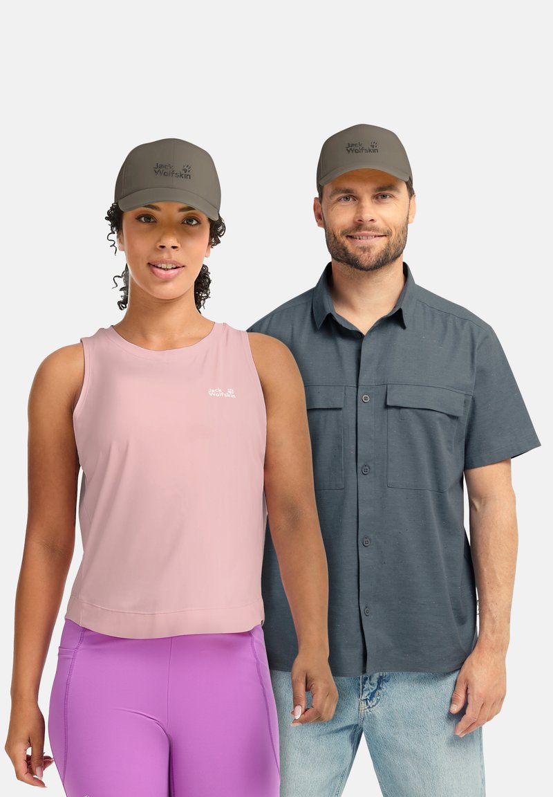 Femme en haut rose sans manches et leggings violets et homme en chemise sombre à manches courtes et jeans clairs, tous deux portant des casquettes grises Jack Wolfskin.