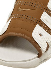 Nike Sportswear AIR MORE UPTEMPO - Mulas - lt british tan sail lt orewood brn-clear