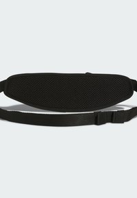 Marsupio nero con texture in rete; dotato di una fascia larga e di una fibbia regolabile; design slanciato ed ergonomico.