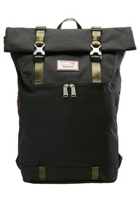 Czarny plecak typu roll-top z oliwkowymi paskami, srebrnymi elementami metalowymi i brązowym skórzanym akcentem. Posiada zamek błyskawiczny z przodu.