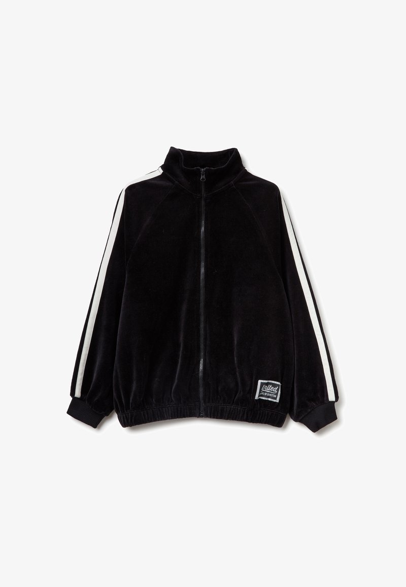 Černá sametová bunda s vysokým límcem, předním zipem, bílými postranními pruhy a elastickými manžetami. Obsahuje značkovou nášivku na lemu.