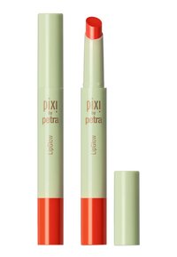 Lipkleurstift in een mintgroene huls met een rode onderkant. Heeft een ronde punt en een merknlabel "pixi by petra" voor identificatie.