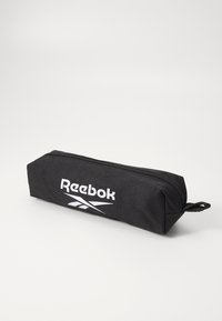 Zwarte etui met ritssluiting, met een wit Reebok-logo en een slank, rechthoekig ontwerp. Gemaakt van gestructureerde stof voor duurzaamheid.