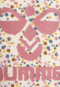 Rosa grafiska ikoner och text på en texturerad vit bakgrund, omgiven av mångfärgade hexagonala och cirkulära mönster i gult, rosa och blått.