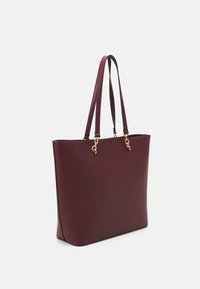 Burgundy läder tote-väska med slät textur, rektangulär form och detaljer i guldton. Dubbelaxelremmar för enkel bärbarhet.