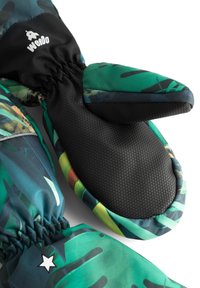 Manoplas de camuflaje verde hechas de material resistente al agua, con una palma texturizada en negro y puños elásticos para un ajuste seguro.