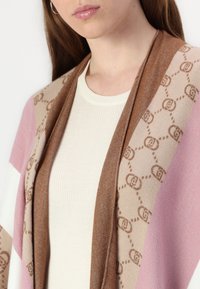 Multifarvet sjal med blødt stof. Nuancer af pink, beige og brun med et logo-mønster. Letvægts og falder smukt.