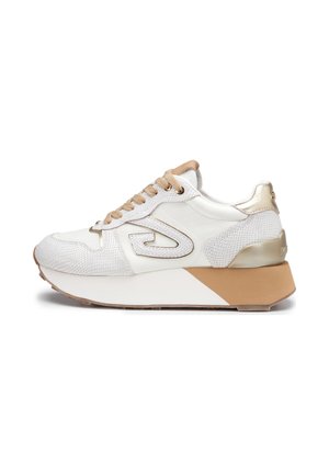 Scarpa da ginnastica bianca e beige con pannelli testurizzati, lacci beige, suola rialzata e logo stilizzato sul lato, vista dal lato esterno.