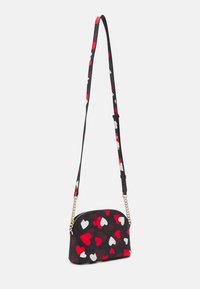 Borsa a tracolla nera con motivo a cuore in rosso, bianco e grigio, di forma arrotondata e con dettagli in oro sulla tracolla.