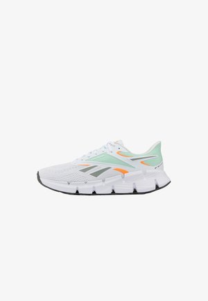 Witte en muntgroene Reebok hardloopschoen met grijze en oranje accenten en dikke gesegmenteerde zool, zijaanzicht.
