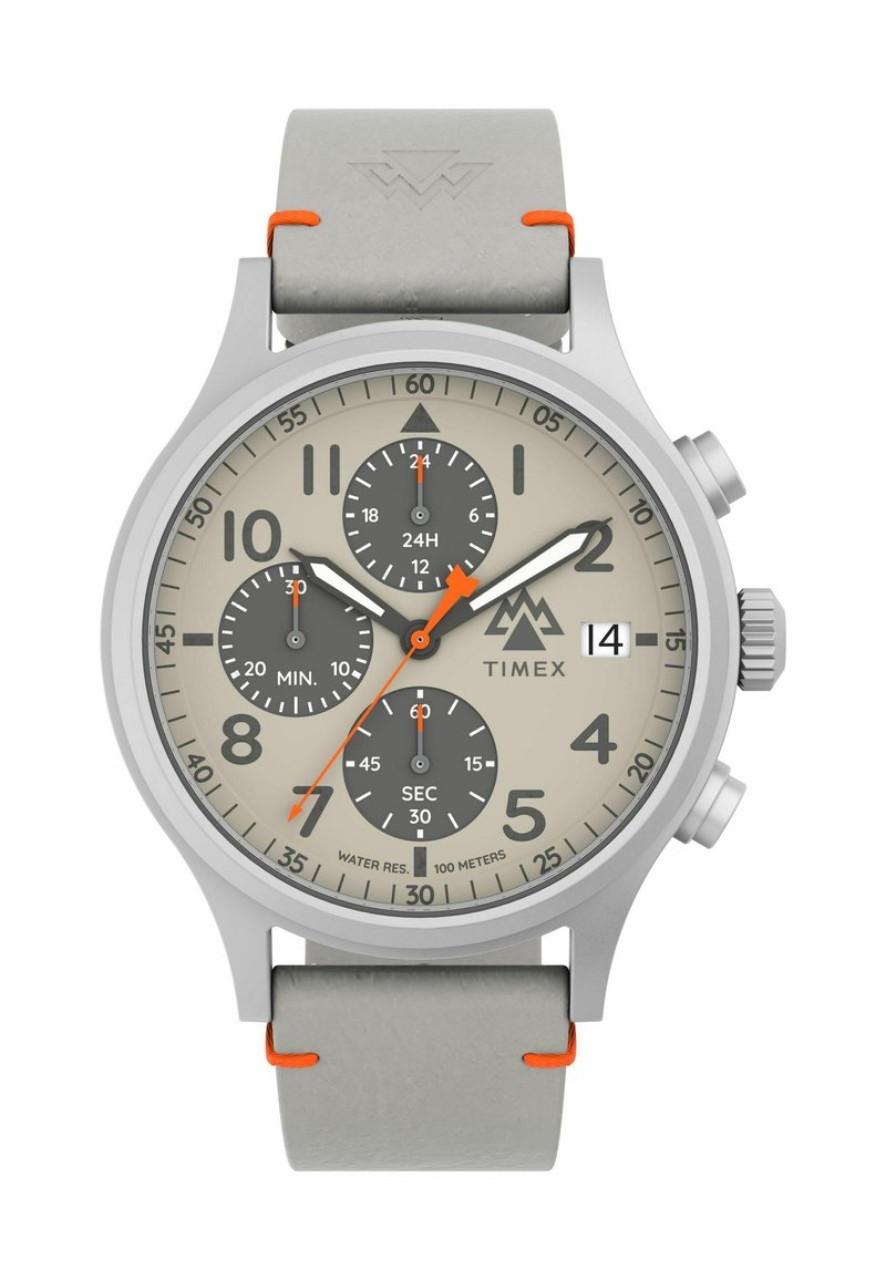 Montre Timex avec un boîtier en argent, un bracelet en cuir gris et des accents orange. Le cadran beige présente trois sous-cadrans, de grands chiffres et un affichage de la date.