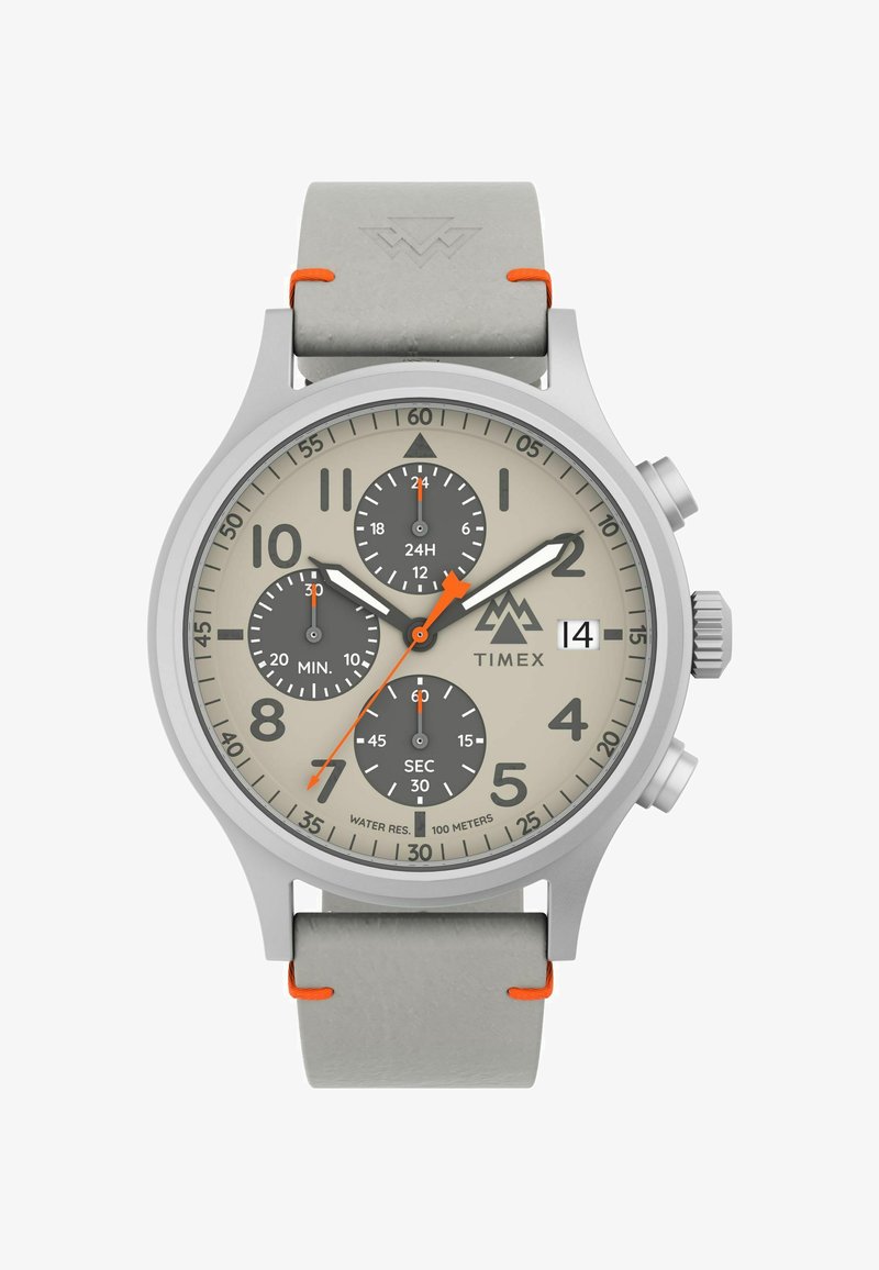 Montre Timex avec un boîtier en argent, un bracelet en cuir gris et des accents orange. Le cadran beige présente trois sous-cadrans, de grands chiffres et un affichage de la date.