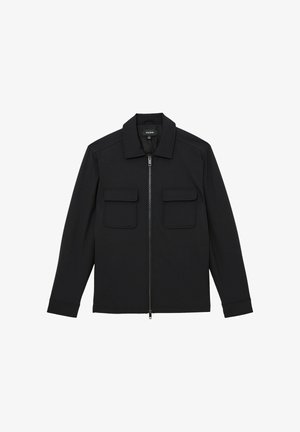 Schwarze Jacke mit langen Ärmeln, Frontreißverschluss, zwei Brusttaschen mit Klappen und spitzem Kragen.