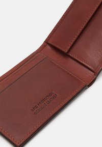 Portefeuille en cuir véritable marron, incluant plusieurs emplacements pour cartes, du texte embossé pour la protection RFID, et une texture lisse avec un minimum de coutures.