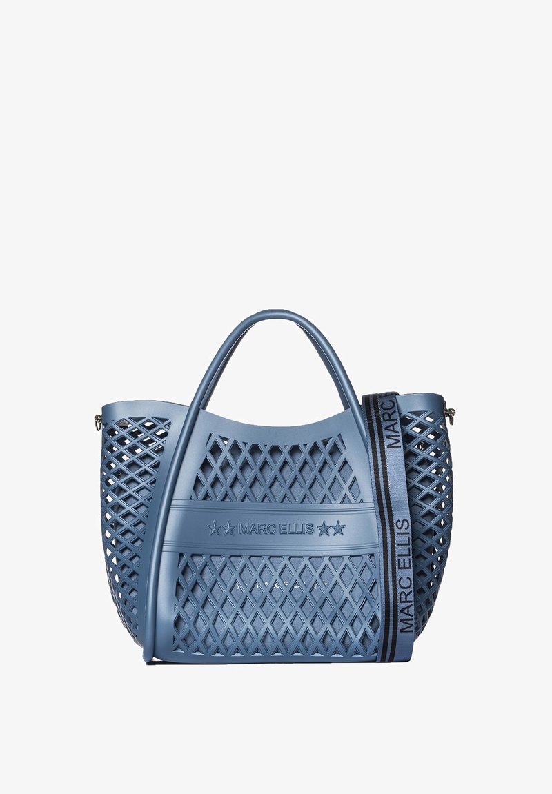 Borsa di plastica blu con motivo a diamante ritagliato, manici doppi e una tracolla nera a contrasto con il nome del marchio.