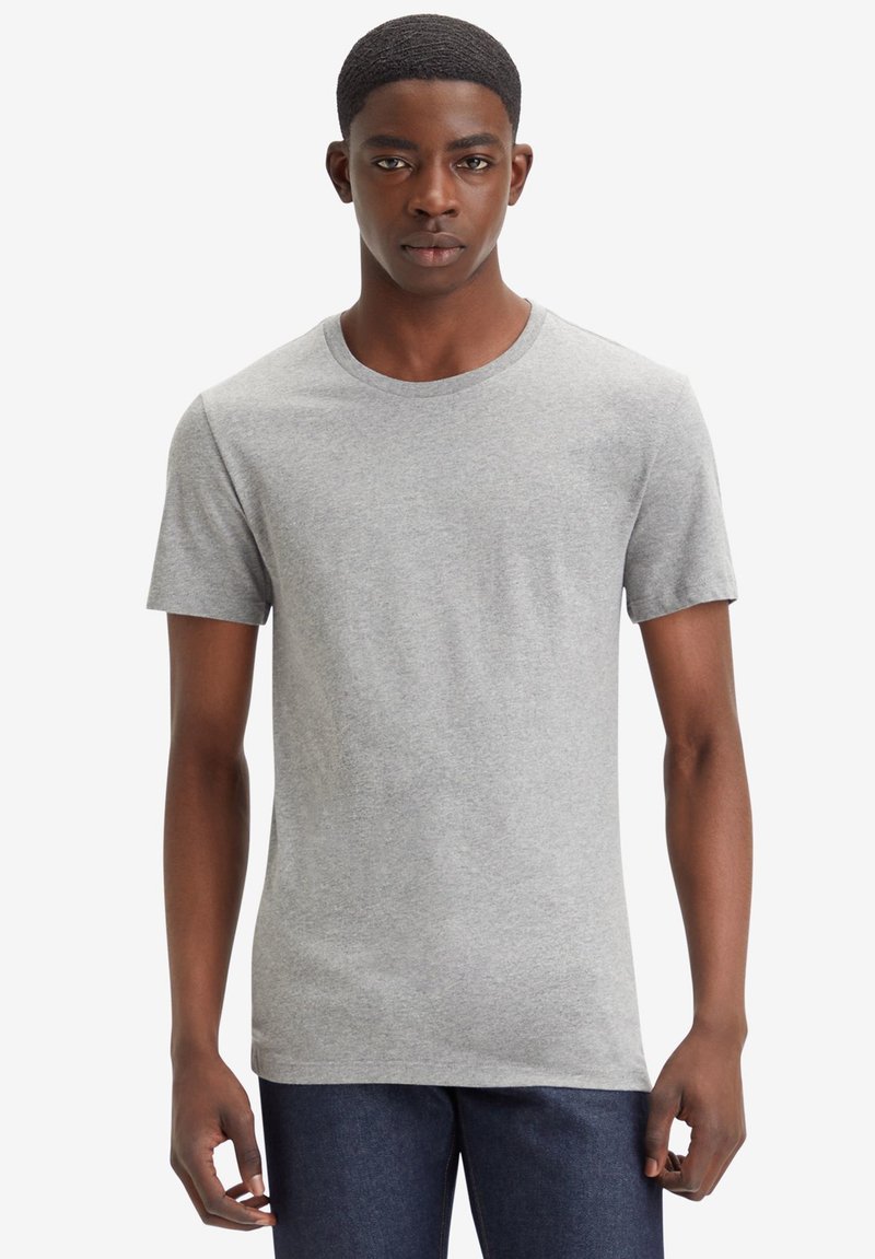 Tricou gri cu mânecă scurtă, fabricat dintr-un amestec de bumbac, având un guler rotund și un design ajustat, expus pe un model pe un fundal simplu.