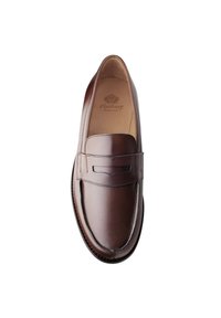 Bruine leren loafer met een ronde neus, decoratieve stiknaden en een gladde afwerking. Bevat een lage profiel en een subtiele merklogo op de binnenzool.