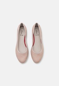Světle růžové ploché boty s texturovaným svrškem, měkkou pěnovou stélkou a červenou podšívkou. Velikost 37 s malým dekoračním knoflíkem.