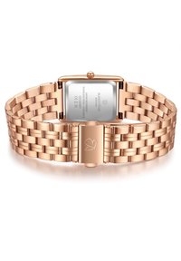 Reloj de pulsera en oro rosa con una caja rectangular de acero inoxidable, diseño de pulsera entrelazada y un cierre grabado con un patrón de hojas.