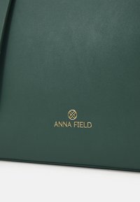 Anna Field Rankinė - green