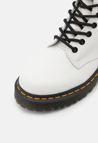 Dr. Martens 1460 BEX 8 EYE BOOT UNISEX - Botins de atacadores - white smooth