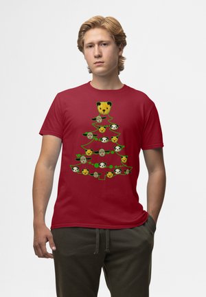 Rød t-shirt med korte ærmer, der viser et grønt juletræ med dyreansigtter, herunder en løve og pandaer, arrangeret i et legende design.