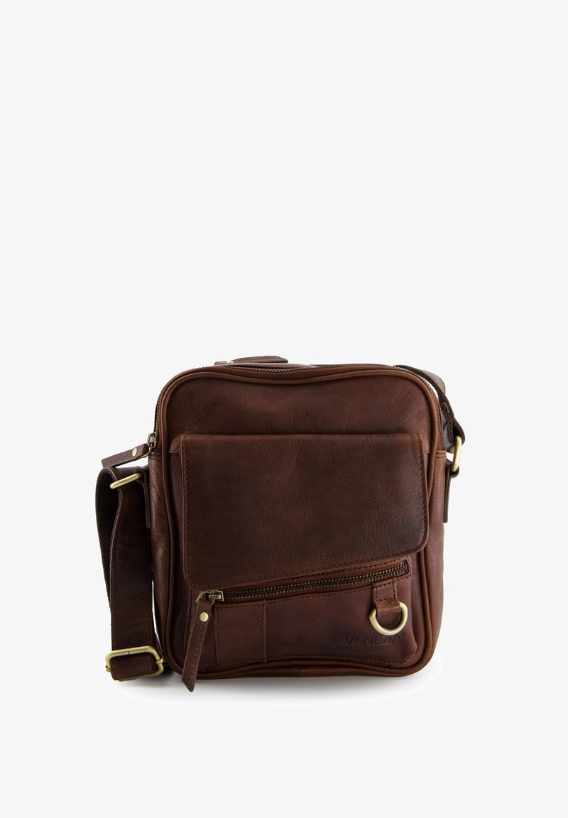 Braune Leder-Crossbody-Tasche in quadratischer Form, mit Reißverschluss, Fronttasche und Akzenten aus Messingbeschlägen. Die strukturierte Oberfläche zeigt eine natürliche Maserung.