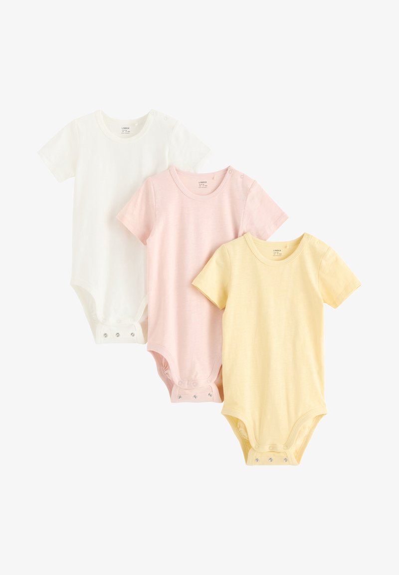 Tre kortermede bodysuits i hvit, rosa og gul bomull, med trykknapper nederst og en glatt tekstur.