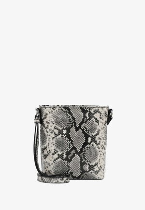 Piccola borsa a tracolla in stile secchiello con motivo in pelle di serpente bianca e nera e tracolla regolabile su sfondo bianco.