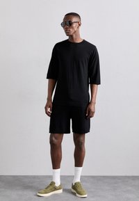 KNITID CREW NECK TEE - Pamata T-krekls - sleek black
