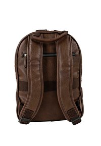 Mochila de cuero marrón con dos correas acolchadas para los hombros, asa superior y un compartimento con cremallera en la parte trasera para almacenamiento seguro.